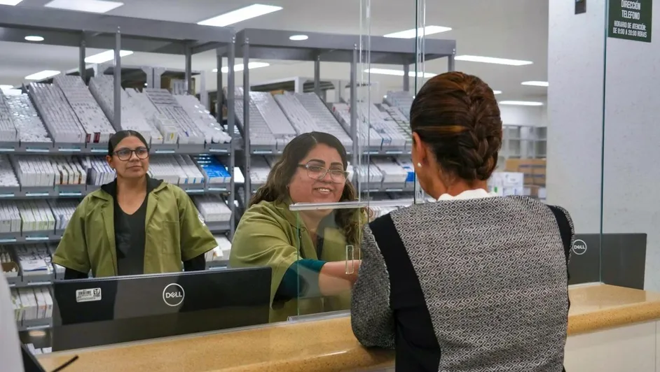 Sheinbaum ‘cae de sorpresa’ en hospital del IMSS para verificar abasto de medicinas
