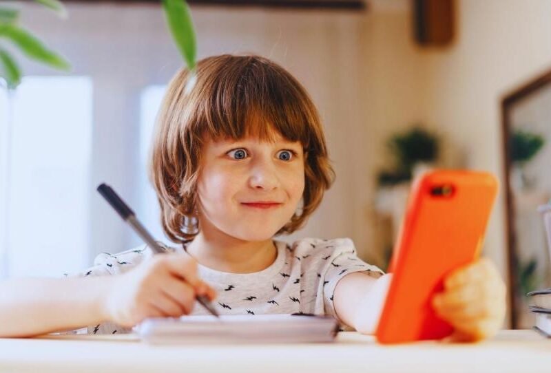 Niños que usan mucho el celular: todo lo que debes saber sobre la llamada demencia digital