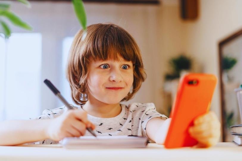 Niños que usan mucho el celular: todo lo que debes saber sobre la llamada demencia digital
