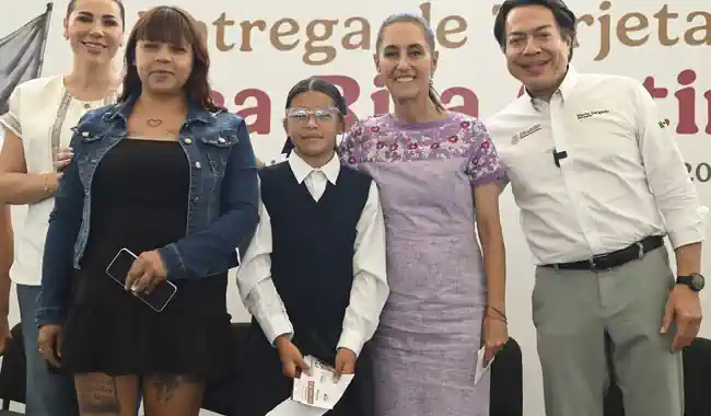 En Tijuana, Presidenta entrega tarjetas de la Beca Rita Cetina para uniformes y útiles; la recibirán 9 millones de estudiantes en el país