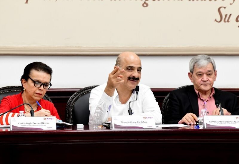 Xalapa iluminará colonias con rezago y gestiona electrificación de 40 asentamientos.