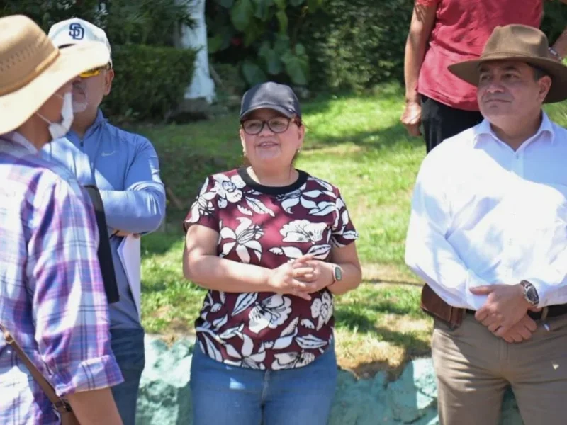Daniela Griego atiende quejas por falta de agua tras protesta de vecinos en Xalapa.