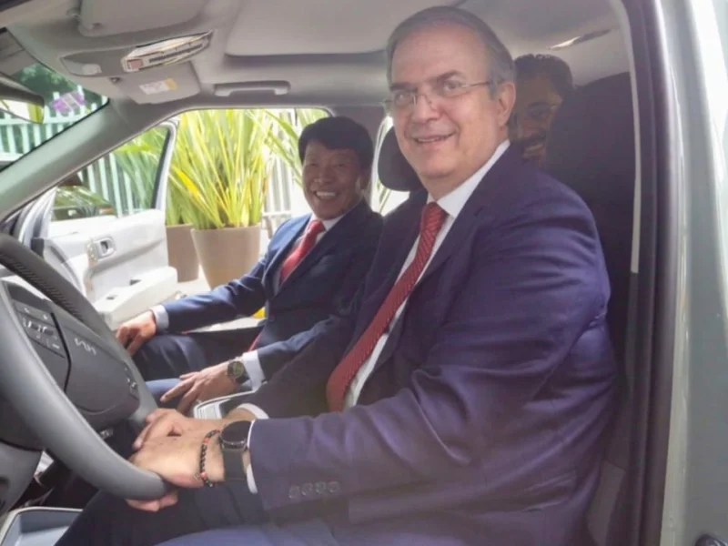 No es lo mismo producir autos en Alabama que en México: Ebrard a Trump