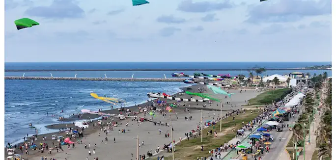 Papalotes gigantes llenan de color el cielo de Coatzacoalcos en el Festival del Mar
