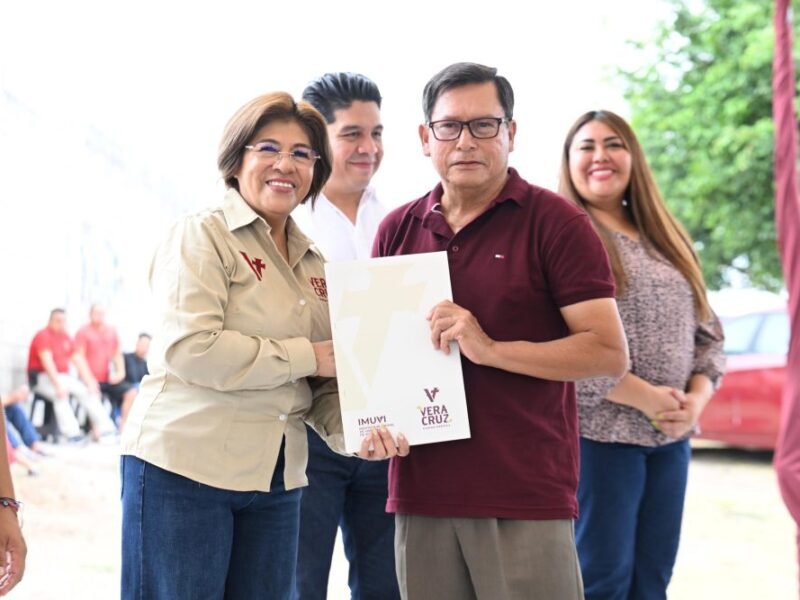Garantiza Rosa María patrimonio de familias en colonias de Veracruz con entrega de escrituras