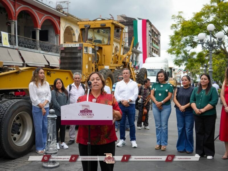 Da Ayuntamiento de Córdoba banderazo a maquinaria de la SIOP para rehabilitación de caminos rurales