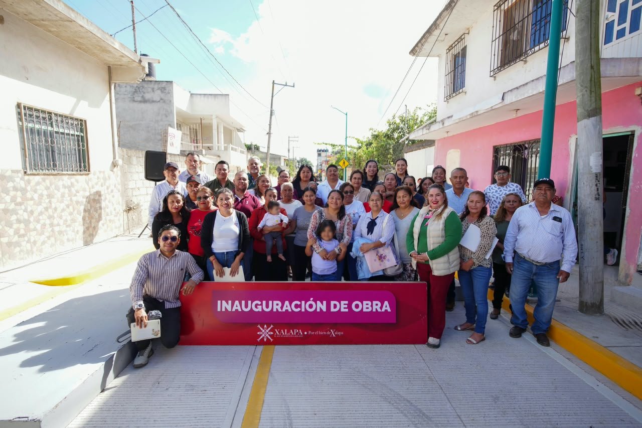 Autoridades municipales inauguran obra de pavimentación integral y ponen en marcha una más