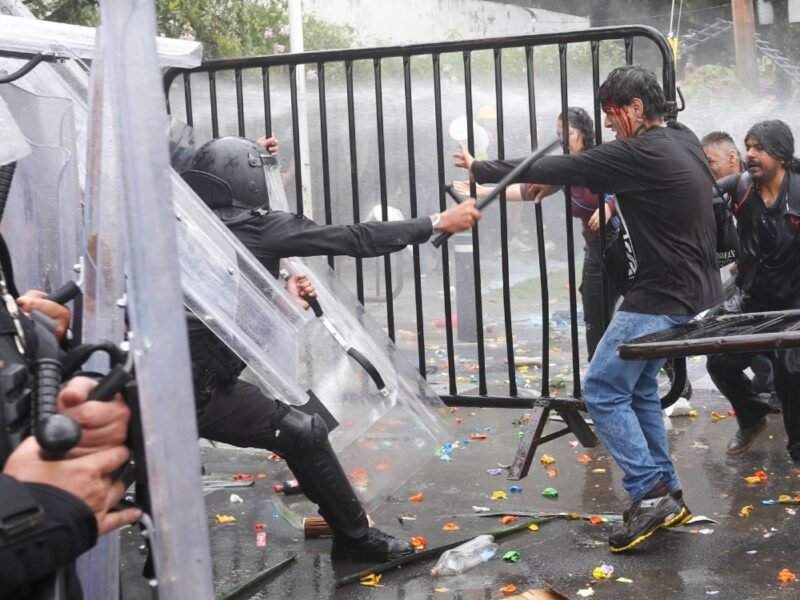 Sheinbaum condena uso de chorros de agua durante protesta en Guadalajara