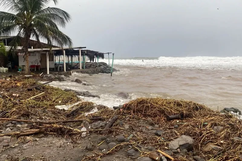 Huracán ‘Simon’ deja un muerto en Guerrero; prevén que toque tierra cerca de Mazatlán, Sinaloa